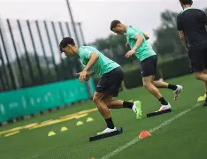 官方登录入口-埃因霍温训练开放日，窗口期战术微调引欢呼，德甲在即，心理建设被强调(埃因霍温43进欧冠16强)