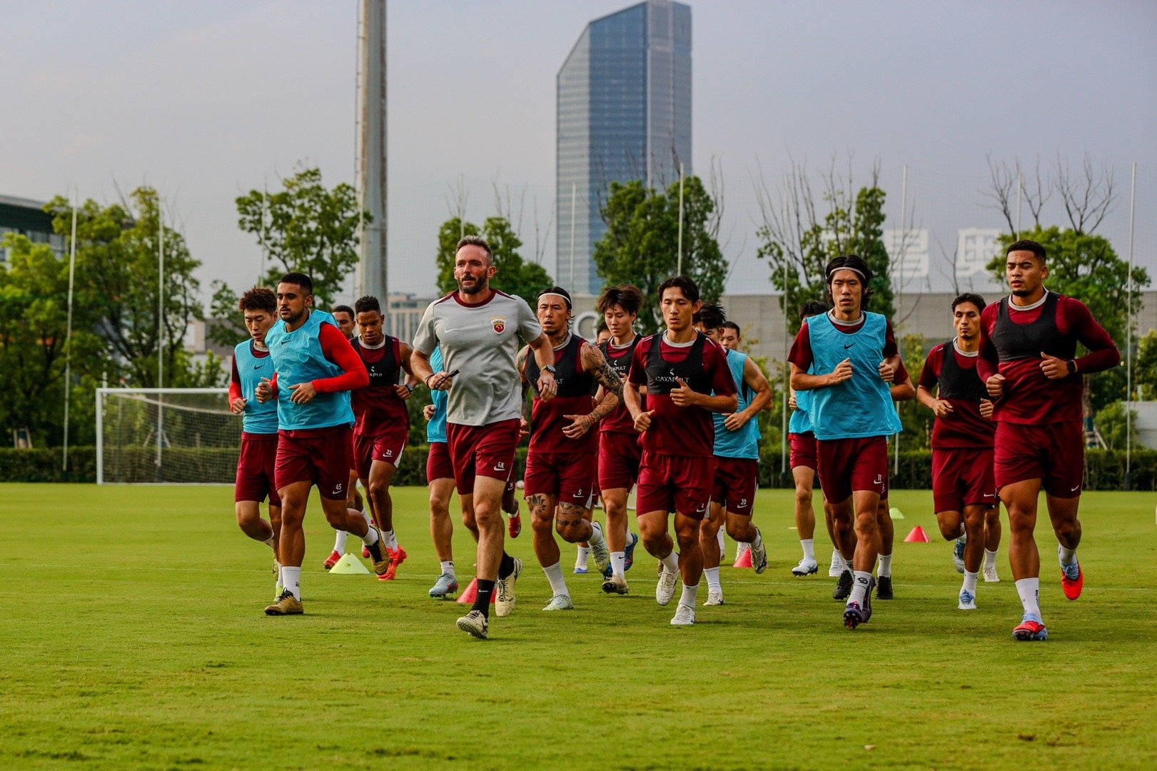 包含广厦男篮远射贴柱备战NBA总决赛上海海港冲刺阶段队长鼓劲，现场解说直呼：波特兰开拓者围绕欧超杯队长鼓劲的词条